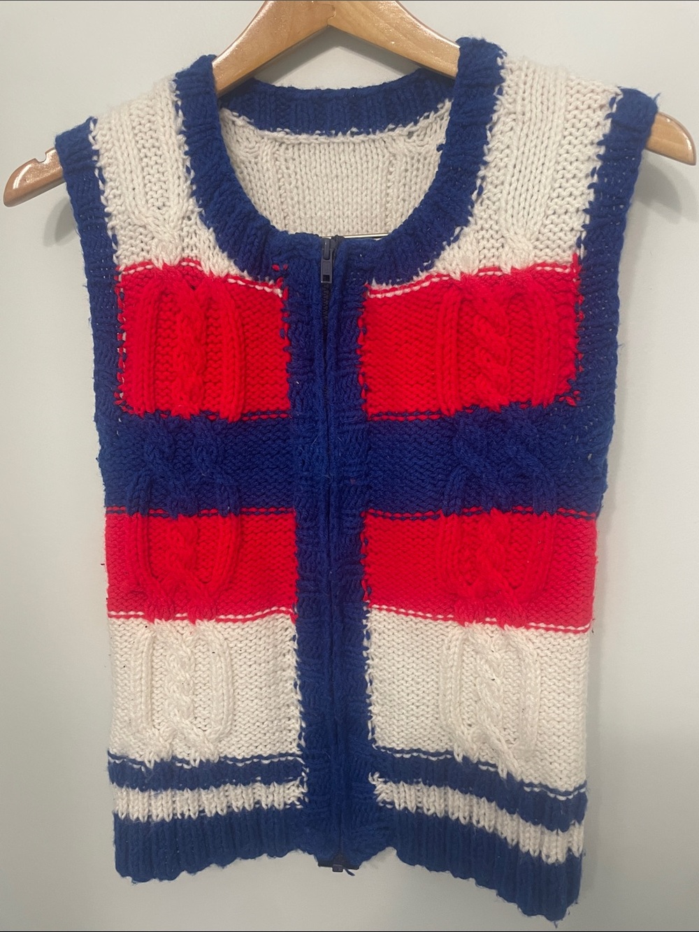 Cable-Knit Zip Front Sleeveless Sweater Vest - Red/White/Blue